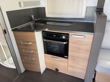 Adria MATRIX 600 DT Nav | Zonnepaneel | Hefbed